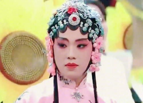  大笑|郭麒麟又被围攻撕名牌，女孩子们都在大笑，只有baby的反应最暖心