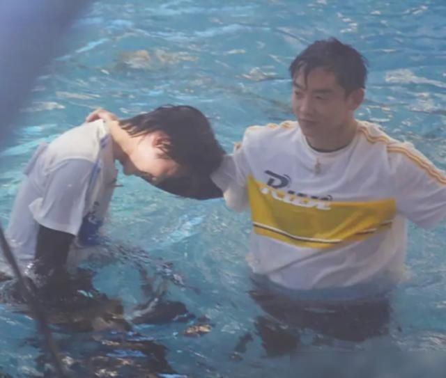  心疼|郑恺有多厉害？蔡徐坤的头按进水里，脸被憋红还不放手：让人心疼