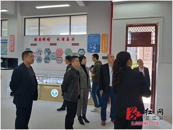 检查|汪洪深入芷江三中督导检查禁毒“关爱工程”校园图书角