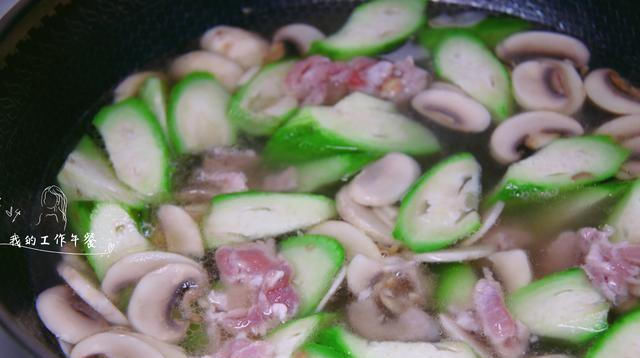  鲜美|三伏天，丝瓜和两种食材滚汤很搭，清热解暑，鲜美好喝又营养