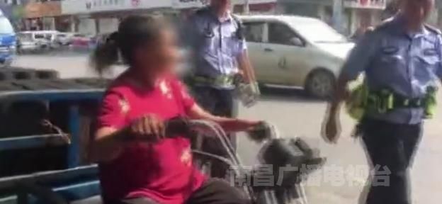 警车|无证女司机路边耍泼 交警“公主抱”送上警车