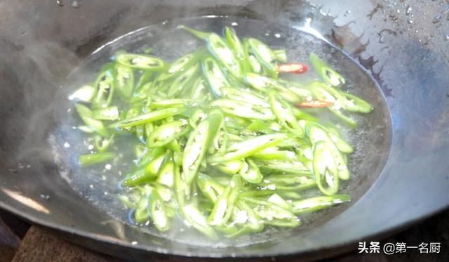  教你做|1把线椒，4个鸡蛋，大厨教你做超级无敌下饭菜，成本还不到五块钱