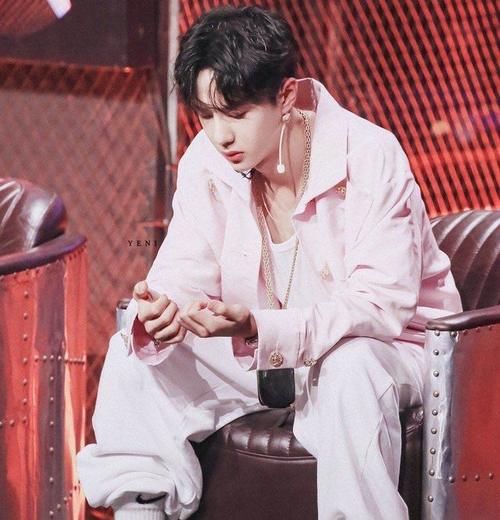  失误|素人舞者靠失误，夺走节目高光时刻，无奈王一博表情成最大亮点