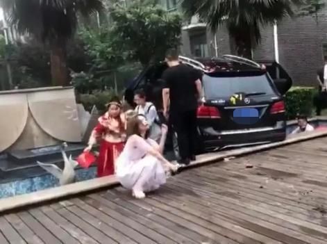 失控|婚车失控撞死姐弟俩,新人照常举行婚礼,他们真的有错吗?