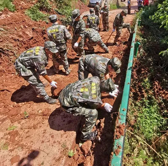 县人武部组织|争分夺秒！军地联动做好灾后重建