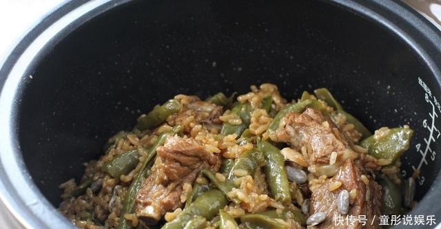  开锅|大热天就用电饭煲做懒人饭，一开锅香气扑鼻，简单省事好吃极了
