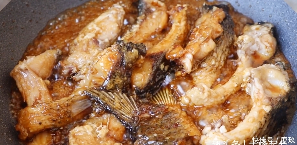 简单|秋天要多吃鱼,不油炸不炖,简单一做营养美味,出锅连汤汁都不剩