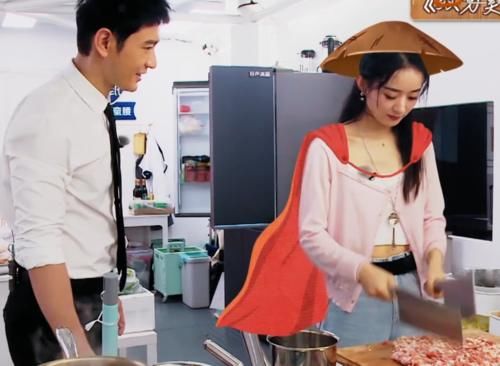  样子|以为赵丽颖不会做饭，看她拿两把刀剁肉馅的动作，才知小看她了