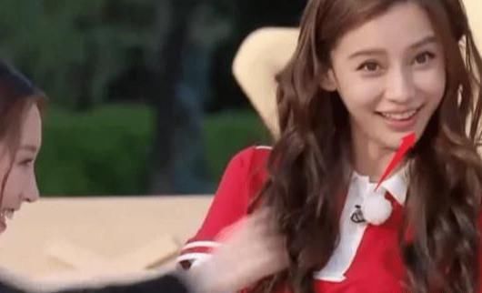  baby|baby被孟美岐“捏下巴”，谁注意她下意识动作？生怕被碰坏的样子