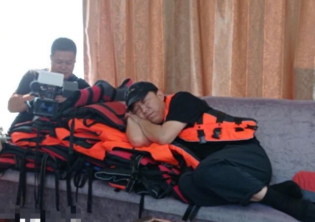  邓超|邓超晒照曝光明星日常百态，鹿晗陈赫累趴了，黄渤枕着救生衣睡着