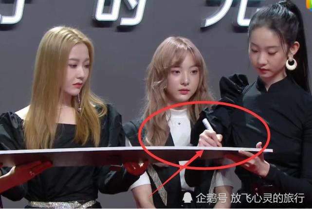  活动|张艺凡活动现场签完名，发现笔没有地方放，她的反应太可爱了