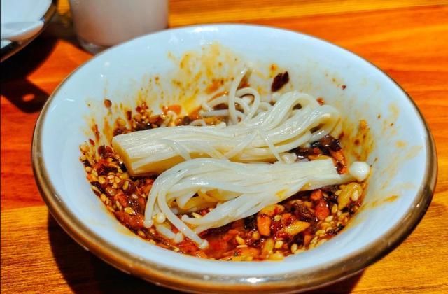  看值|朋友叫吃饭，一个锅子，6个素菜，花了258元，你看值吗？