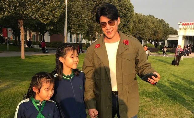  女儿|44岁陆毅晒宠物猫，两只加起来高达6位数？给女儿的礼物果然豪气