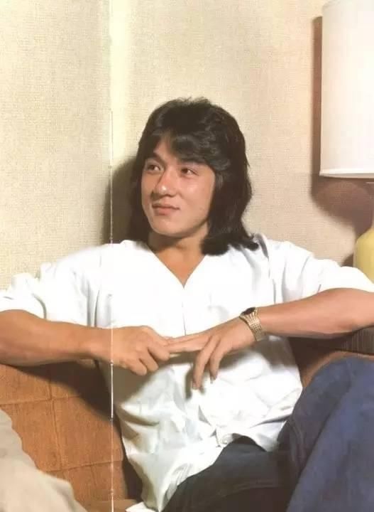 为此|成龙回忆往事暗自落泪：为此她至今未婚，如能娶她，我愿少活10年