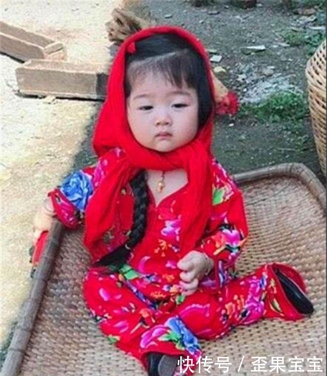 乡下|女儿跟婆婆去乡下,妈妈不放心,婆婆发来几张照片,妈妈笑喷了