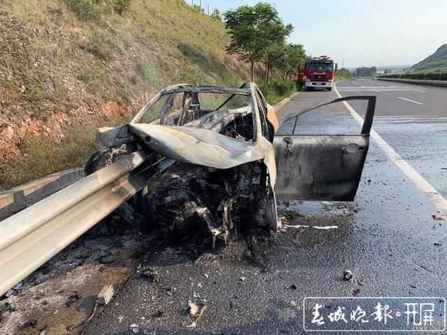  剩车|曲陆高速小车起火，黑烟滚滚！片刻烧得只剩车骨架……