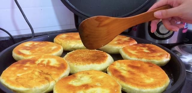  面食|烙饼时，到底需不需要酵母？卖饼老板告诉你配方，和买的一个味