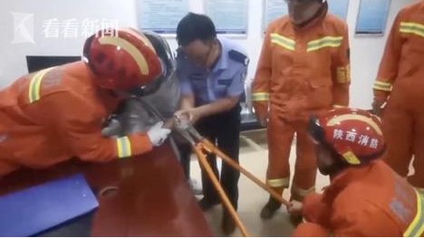  有个|“喂，119吗？我是110，我们这有个手铐打不开了……”