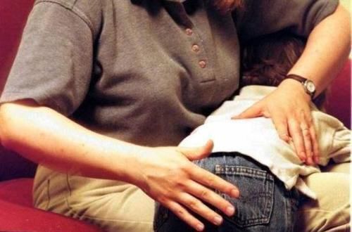 孩子|地铁上,男孩躺在地上一动不动,看到孩子的手,乘客立马报警