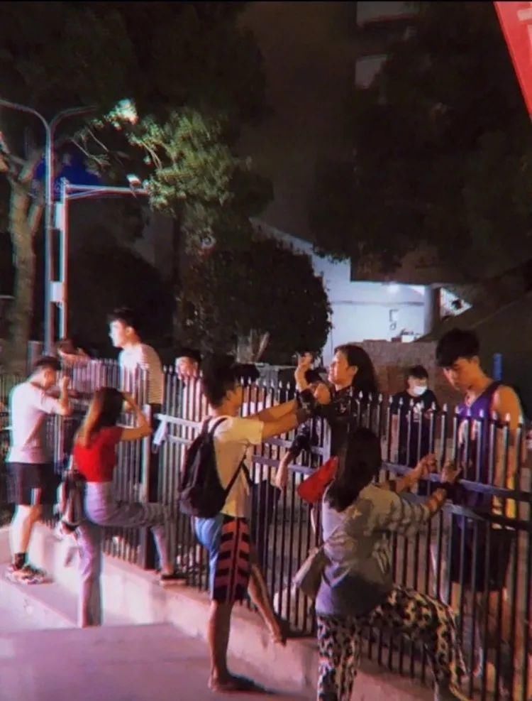 这届|封闭式管理下的大学生！?这届的大学生真是太惨了…