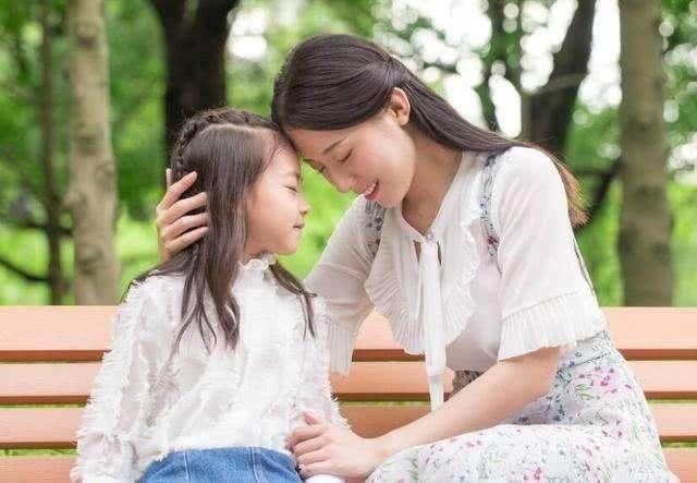 坐姿|姐弟俩地铁上的“坐姿”火了，乘客盛赞：教养是孩子最好的名片