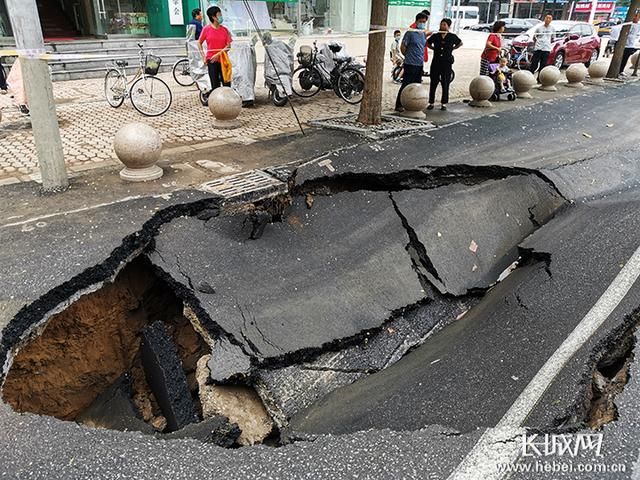  深度|深度近两米！石家庄雨后一路面出现塌陷