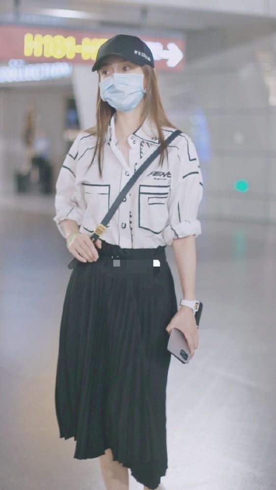 海绵|Baby穿浴袍看儿子游泳 小海绵正面曝光神似黄晓明