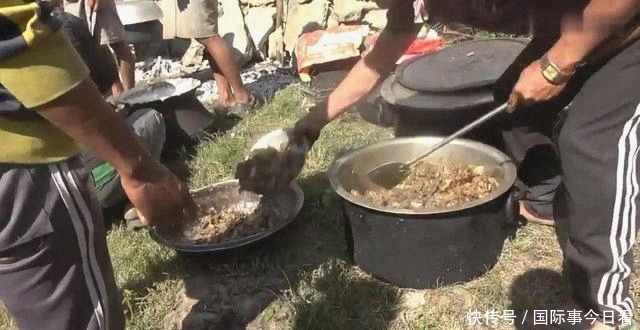 米饭|尼泊尔农村大型酒席,场面壮观,只吃一个菜咖喱羊肉配米饭