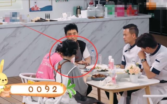  暴露|黄晓明饭前宣布事情, 别人都暂停手中的活, 谁注意赵丽颖在干啥? 暴露修养