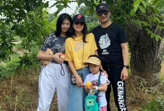  三轮车|汪峰全家农村体验生活，不会驾驶3轮连续撞墙，吓国际章大声喊叫