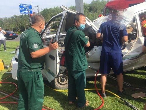  医生|沈抚大道面包车严重车祸，120急救医生顶着烈日施展急救技术
