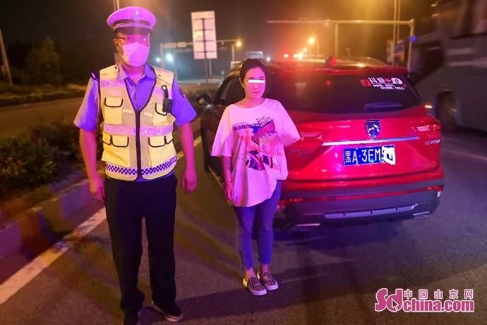  女老板|女老板经不起朋友劝说喝啤酒解渴 酒后驾车被交警查获