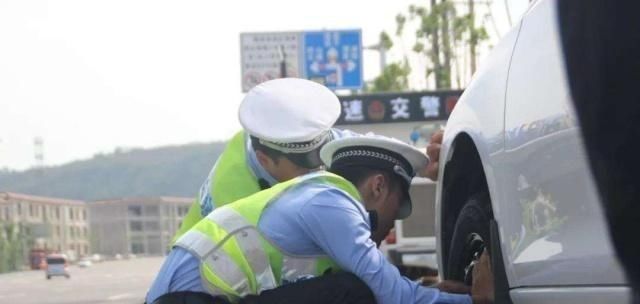  私家车|西南政法大学外发生一起坠机事故，事故起因是爆胎