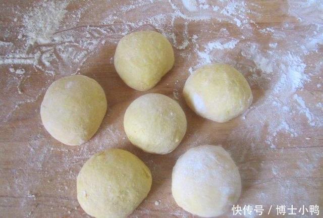 松软|做南瓜饼时,千万不要用面粉了!加点它,口感更加松软,百吃不厌