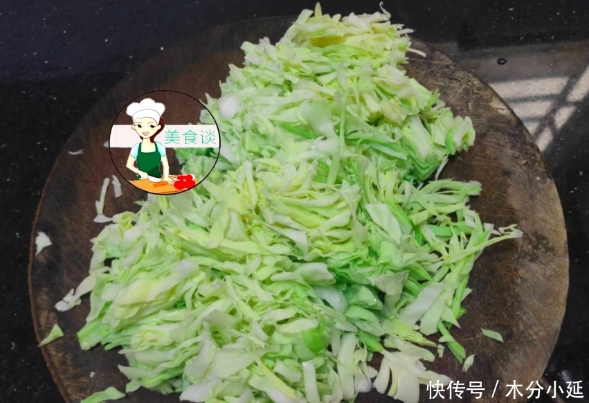 包菜早餐|包菜别只会清炒了,用来做早餐饼,10分钟就搞定,比包子馒头还香