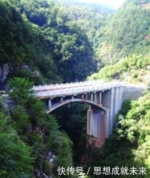 惊险|中国最惊险的村子 进村必须乘坐滑索 底下就是万丈深渊