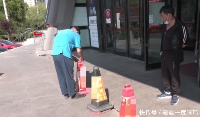  推卸责任|大妈在1楼门口摔倒，怒向超市要赔偿，负责人我们开在2楼