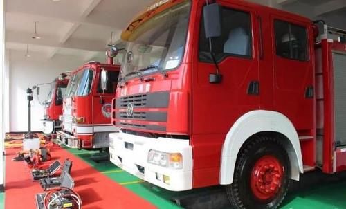  消防员给|女司机为停车方便，直接堵住消防车库出口，被挪车后还破口大骂？