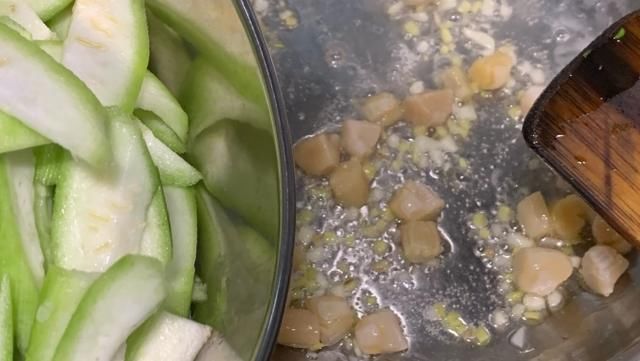  干贝|还直接下锅炒丝瓜吗？费油又难看，有了这一步，让你拥有爽脆丝瓜