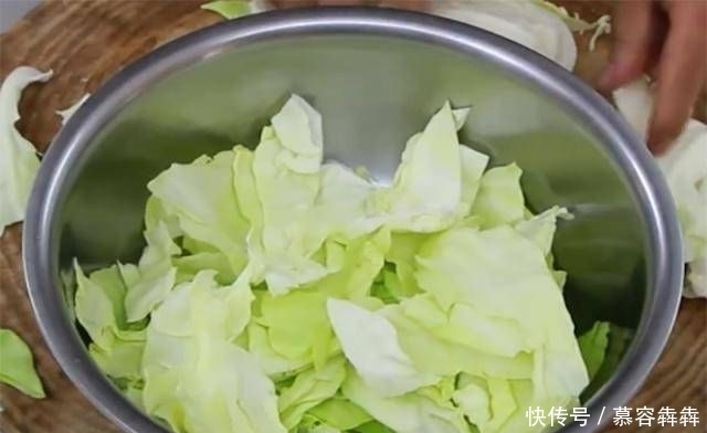  包菜|一种有两种口味的食物，手撕包菜有辣的，糖醋莲白有酸的