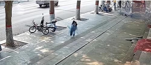 退伍|退伍不褪色！男子持刀攻击路人，门店老板持棍制服