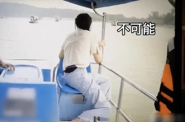  真的|郑爽录制新综艺手机掉湖里，看到第一秒反应：真的既心疼又好笑