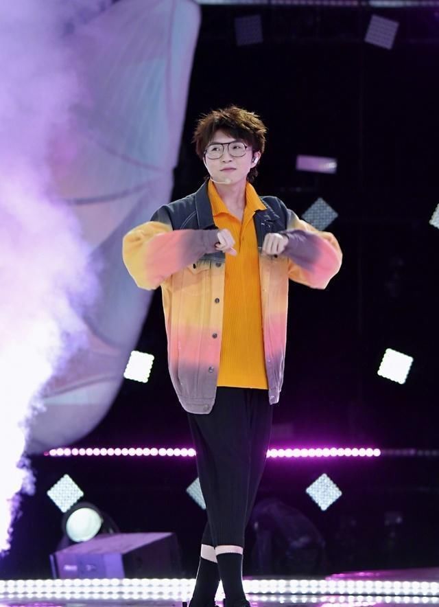 新造型|毛不易终于摆脱“肥宅脸”?新造型惊艳全场!唱作穿搭样样精通