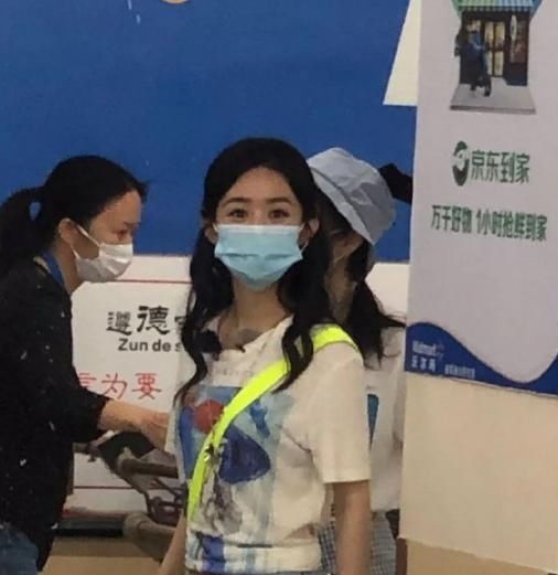  合影|《中餐厅》最新合影，别人都在吃烤肉，唯独赵丽颖不同：难怪身材这么好