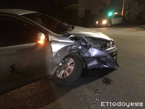  驾驶|苗栗2车半夜碰撞！小客车冲入田边　驾驶酒测0.1遭质疑找人顶替