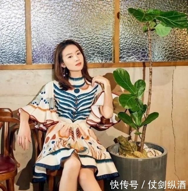 造型|被董洁美到了,中国风造型如画中人,大长腿让人羡慕