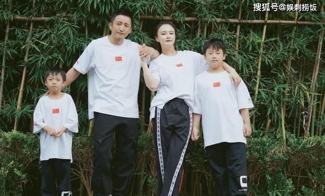  身影|邹市明一家四口合照未见三胎儿子身影，大儿子身高直窜快追上妈妈