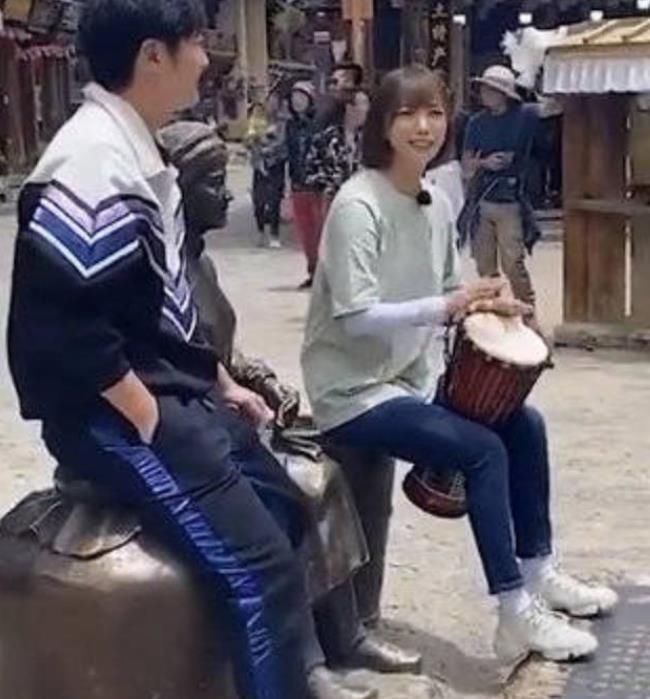  石碑|郭京飞王珞丹坐景区雕塑踩石碑, 网友怒骂太不文明, 文旅局回应打脸键盘侠