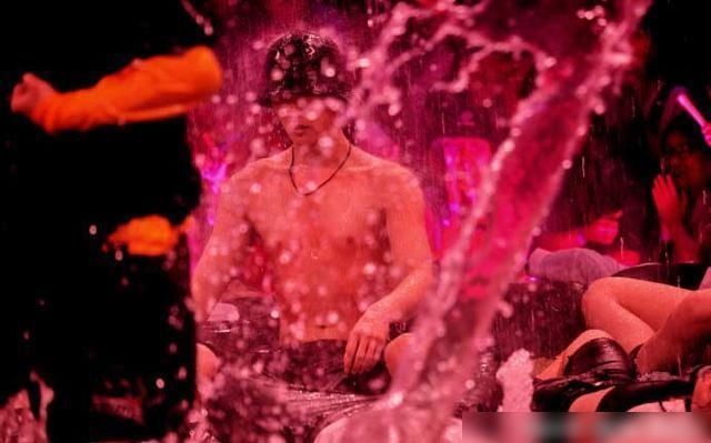  莲花|《这就是街舞》张艺兴莲花水舞台野性爆表