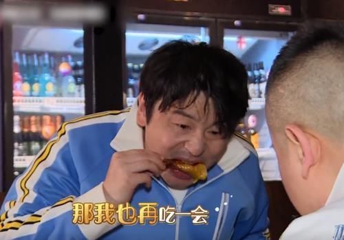 导演|岳云鹏和贾乃亮抢节目组的车,导演态度引热议终于像鸡条了